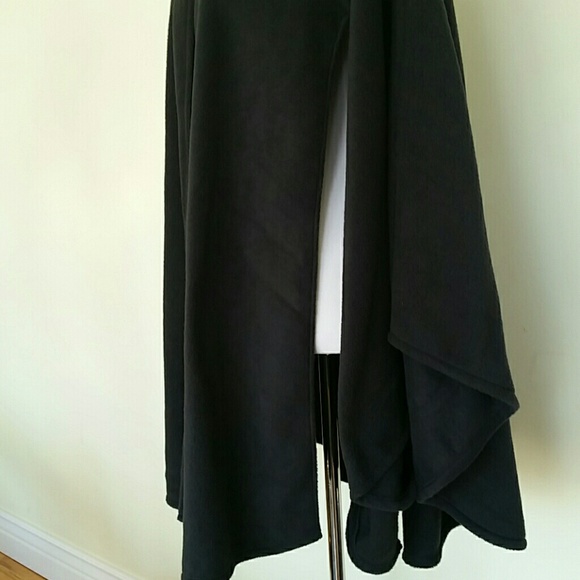 Faux fur collared black chic cape in women. - Picture 7 of 8